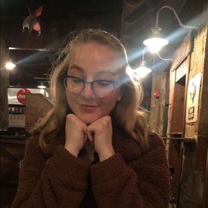 Meet your Posher, Claire